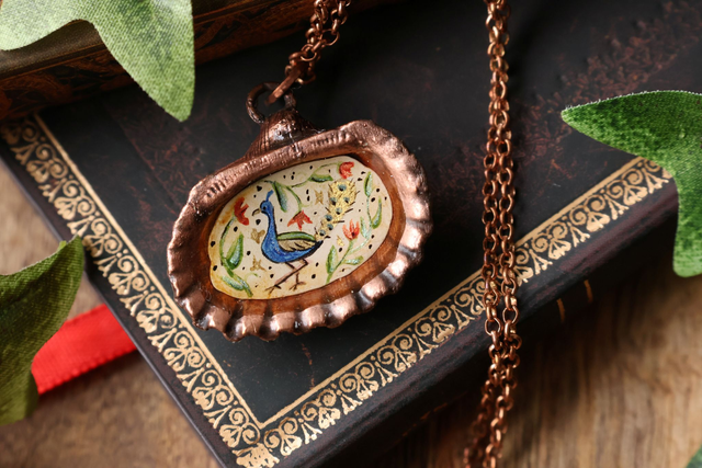 médaillon coquillage paon médiéval –  peint à la main - Cuivre 