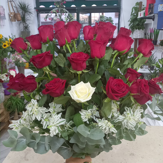 Fascio di 29 rose rosse più 1 bianca 