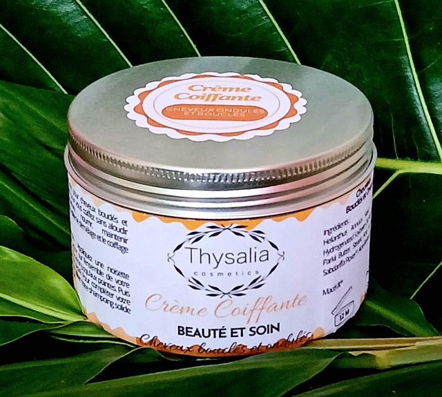 Cheveux bouclés et ondulés (crème coiffante)