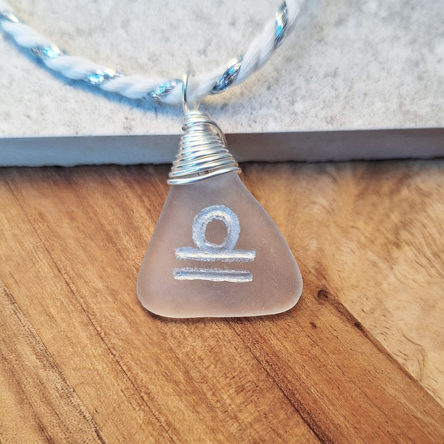 Astro Balance - pendentif en verre gravé et argent