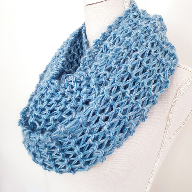 Grofgebreide colsjaal met ribbels en open structuur - blauw gemeleerd