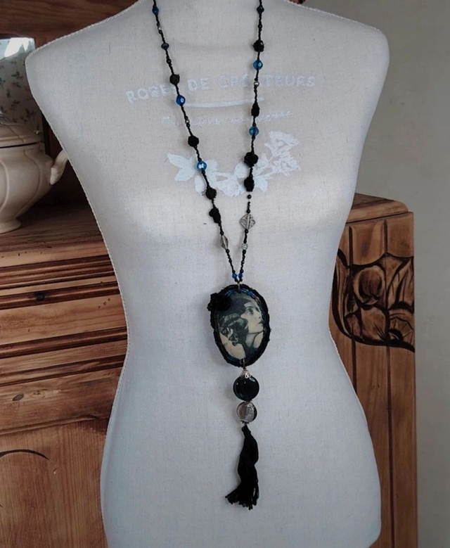 Long collier sautoir pendentif pin-up