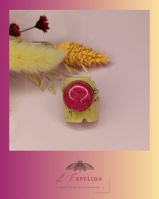 Bague dorée, grand cabochon rose