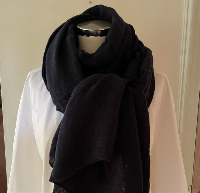 Heerlijk zachte donker blauwe sjaal 210cm x 70cm 100%wol