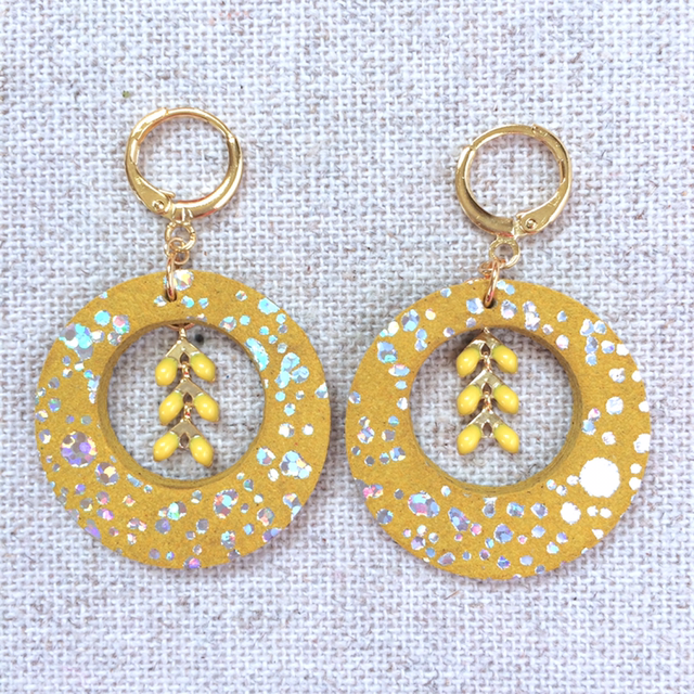 Boucles d’oreilles « Rondo » dorées, cuir et chaîne épi jaunes