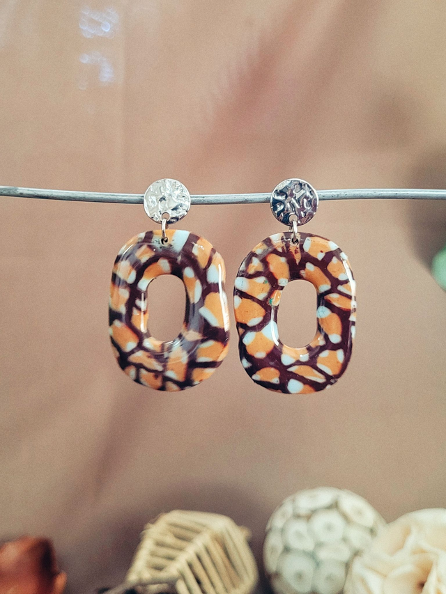Boucles d’oreilles léopard en argile polymère – ovale résiné