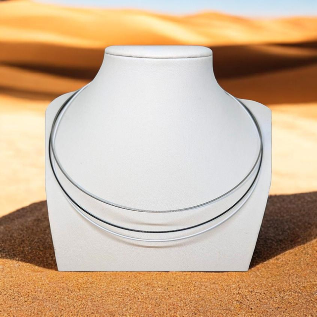 Collier ras du cou rigide