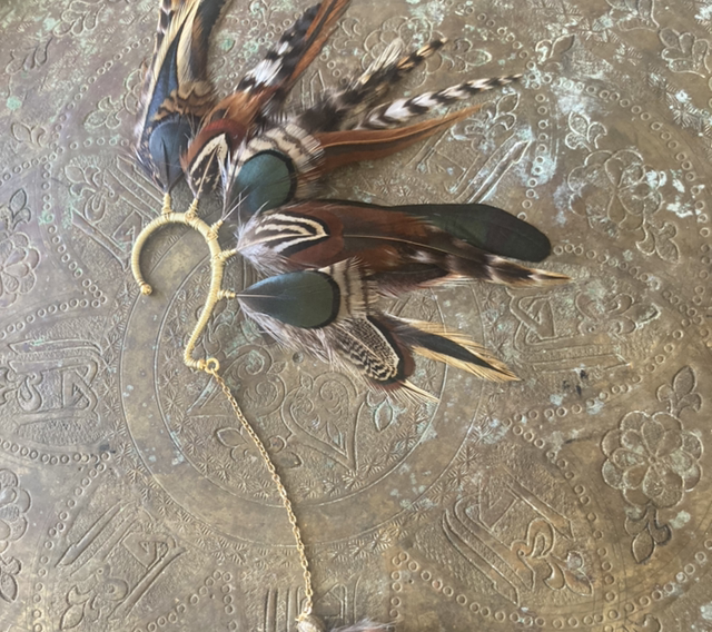 Tour d’oreille doré en plume de focs et faisant