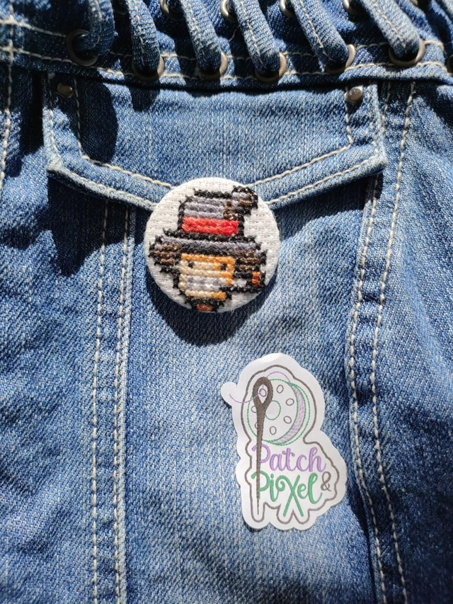 Navet Badge ou porte clé brodé à la main pixel art