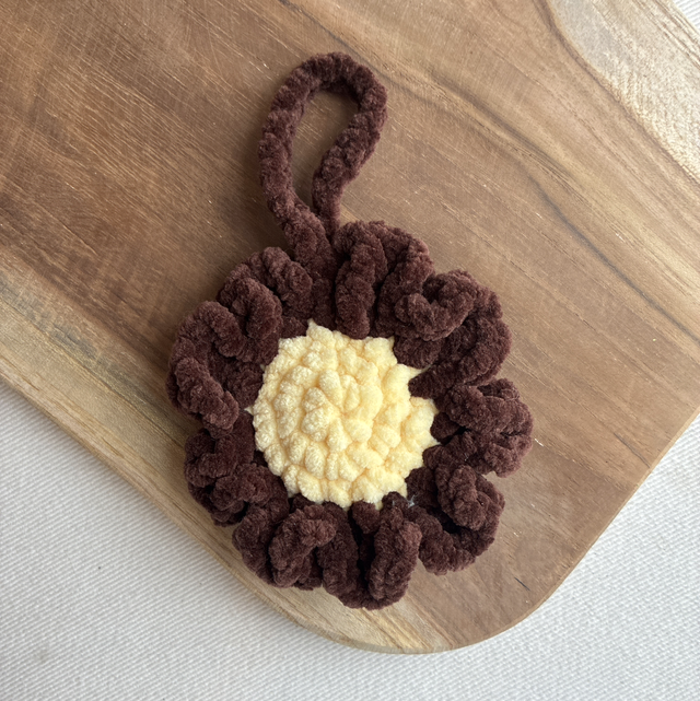 Porte clé fleur pétales marrons cœur jaune 