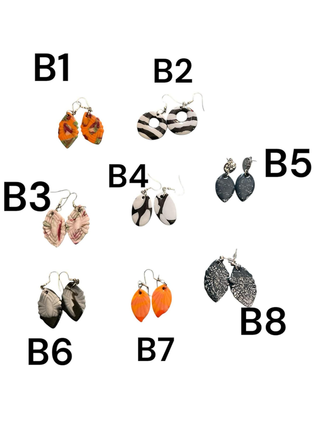 BOUCLES D'OREILLES  fantaisie .... tiges argentées ,pâte polymère et résine uv