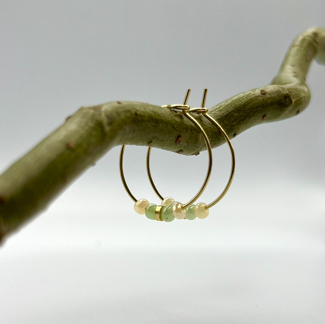 Green Whisper Hoops – 18K vergoldete Creolen mit sanften Grüntönen