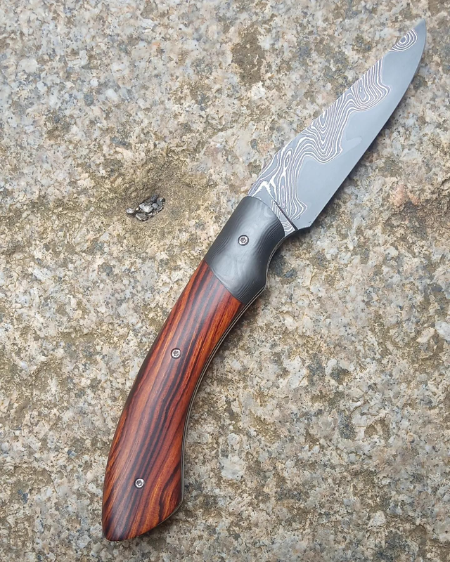 Couteau pliant Sionvillois cran carré damas Bois de fer