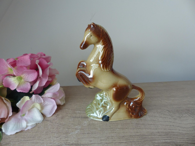 Statuette cheval cabré en porcelaine vintage – Fabriquée au Brésil, déco équitation bureau, ranch ou maison de campagne, collection équestre