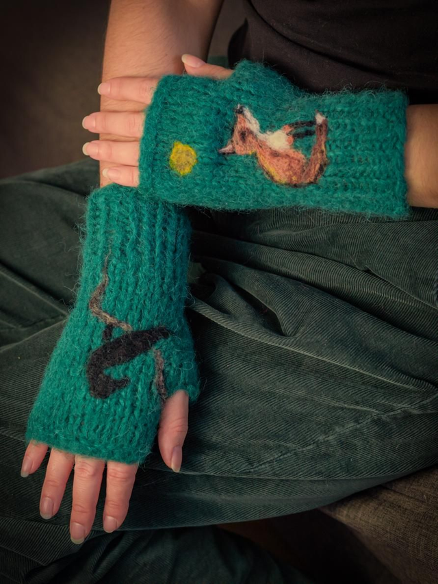 Mitaines tatouées le renard et le corbeau alpaga et soie