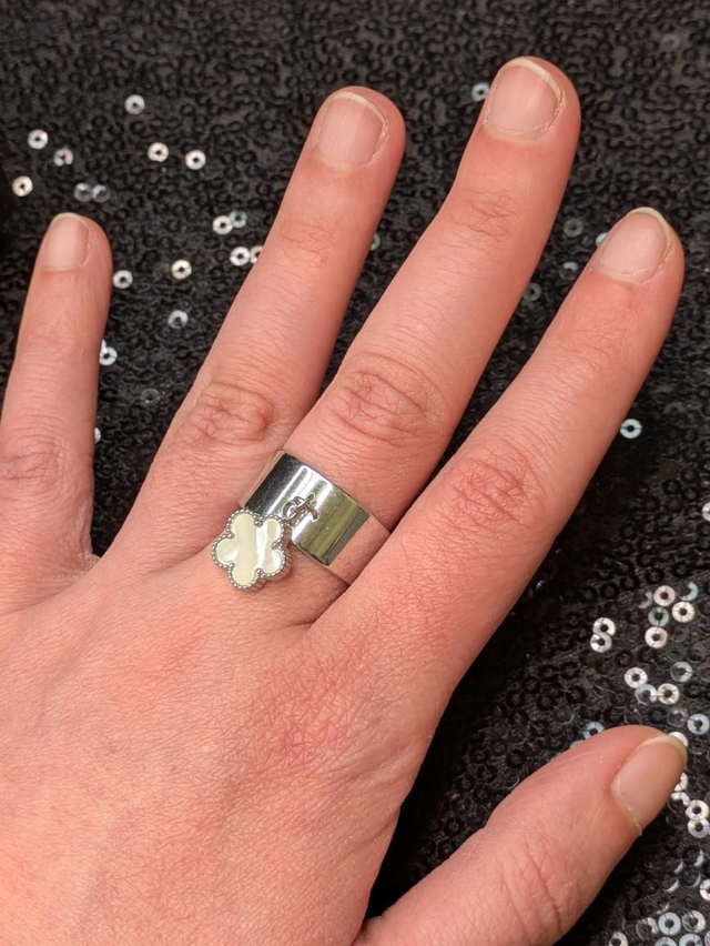 Bague breloque fleur nacre 