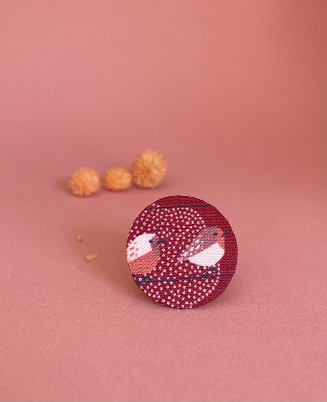 Broche ronde bordeaux oiseaux en carton et tissu imprimé