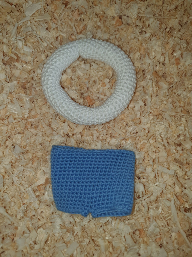 Short de bain bleu et sa bouée blanche (seuls) 