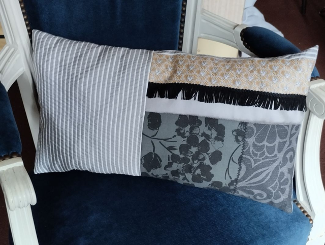 Housse de coussin long harmonie de gris, doré et noir 50X30