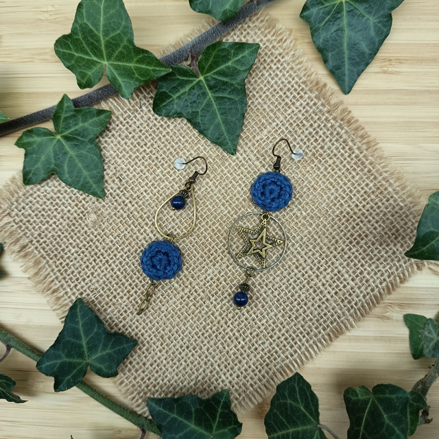 Boucles d'oreille asymétriques Des gouttes de bonheur - Bleues
