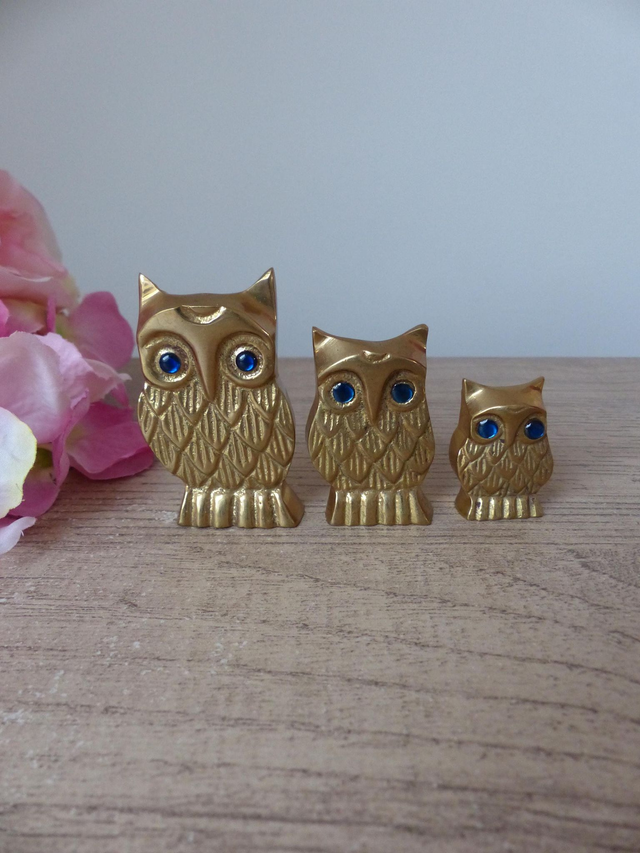 Lot de Trois Figurines Miniatures Hiboux en Laiton Doré avec Yeux Bleus – Symboles de Sagesse – Décoration Vintage ou Cadeau Collectionneur