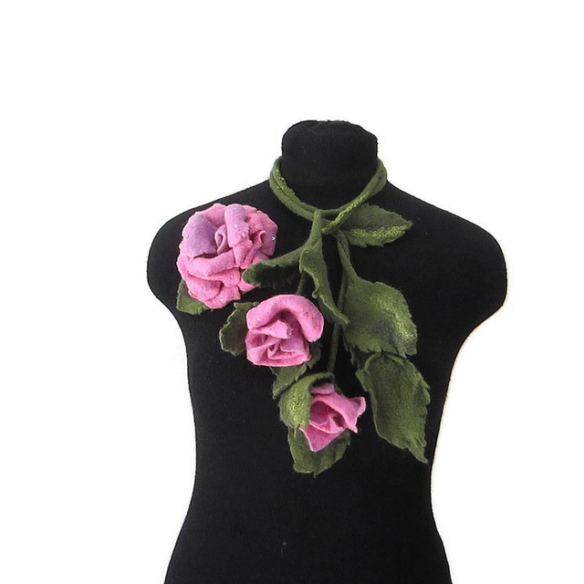 Collana infeltrita lana merino rosa rosa lilla spilla feltro Collana fatto a mano regali unici