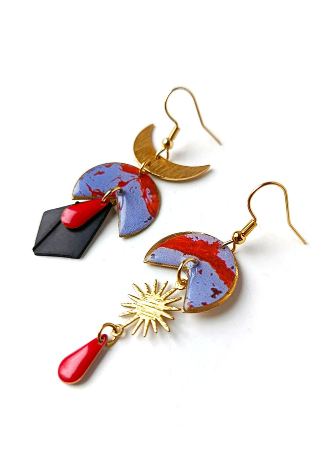 Boucles d&#039;oreilles Asymétriques Upcyclées en Chambre à Air et Papier Recyclés - Lave