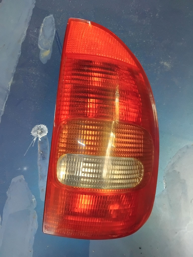 Feu arrière droit 