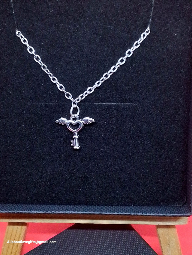 Bracelet Beautifully Hand Crafted with Exceptional Detail. chain and Pendant.