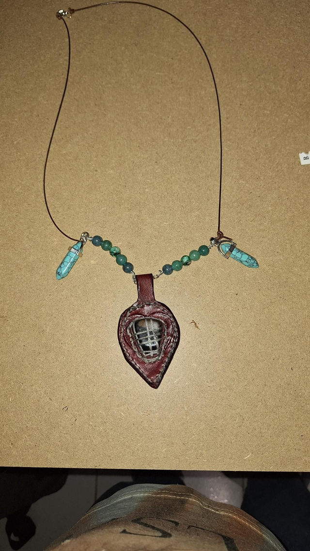 🗝️ Pendentif “Grille du Gardien” – Pierre celtique en cuir et cage argentée