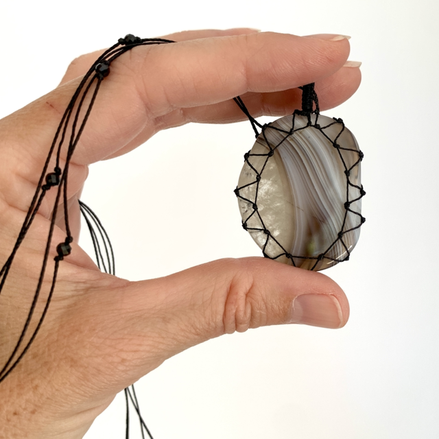 Collier, Agate naturelle, micro-macramé 