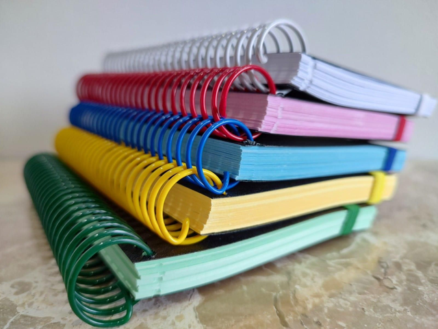 Caderno A5, Espiral da cor do miolo, folhas sem pauta, elástico e ilhós 