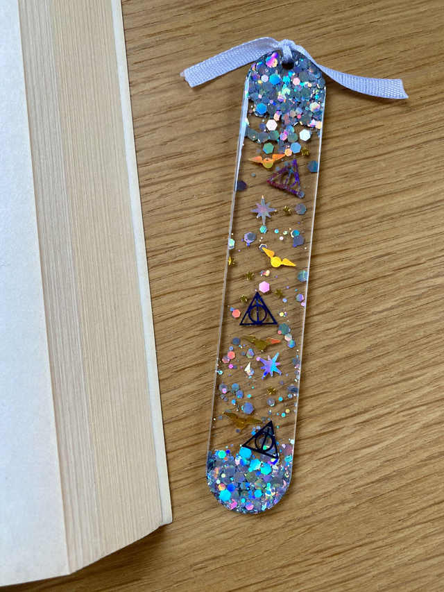 Marque page arrondi - monde magique argenté