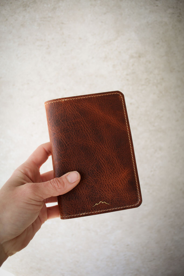 AROLE - Porte passeport marron cognac avec rangements à cartes