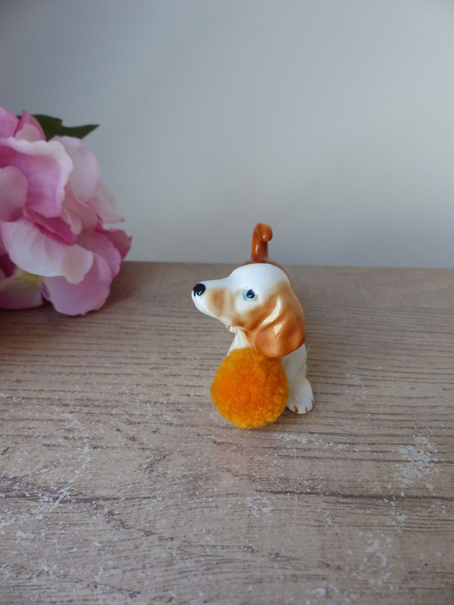 Figurine miniature de chien teckel en céramique avec pompon orange, chien espiègle joueur avec balle, chiot avec boule orange pom pom