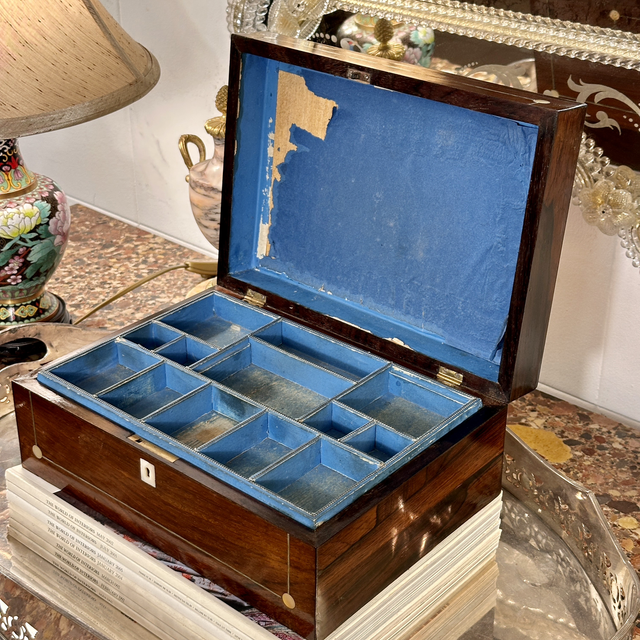 Caixa de costura victoriana em Pau Santo e Madrepérola