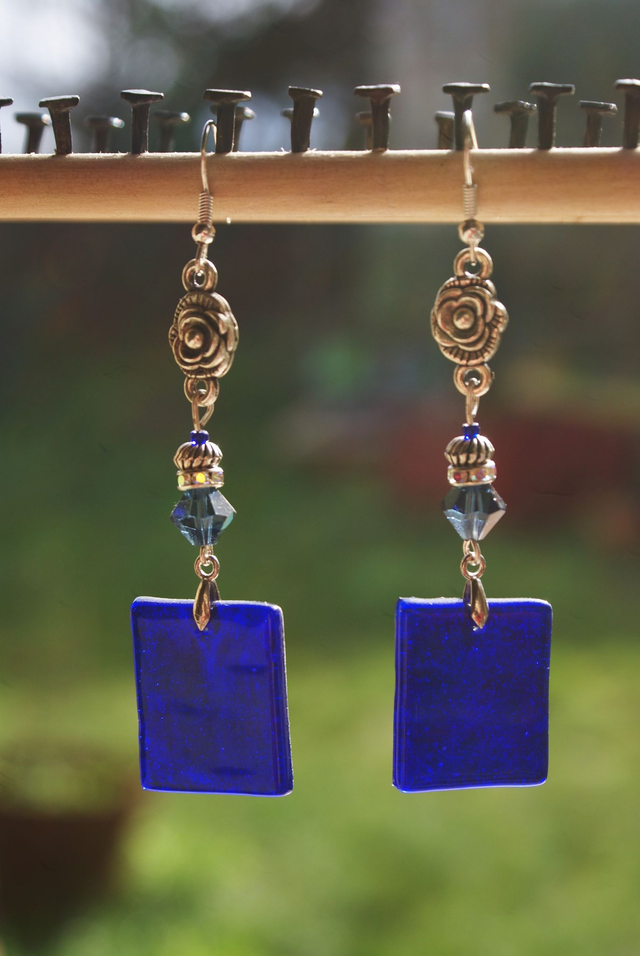 Boucles d&#039;oreilles en verre bleu. 