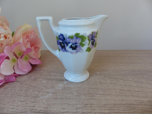Petit pot à lait en porcelaine décor fleuri, pot à crème Rosenthal Allemagne vintage, crémier décoré de pensées fleurs du jardin violettes