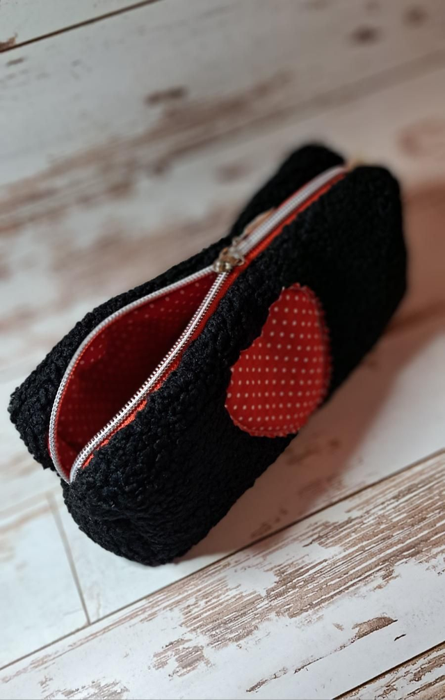Trousse moumoute noire à cœur rouge