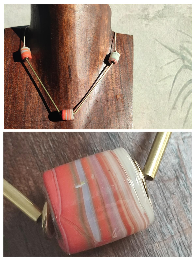 Collier verre artisanal " Murano" 3 perles et tiges dorées monté sur fil de lin réglable avec chaîne d'extension en acier inoxydable doré, pièce unique 