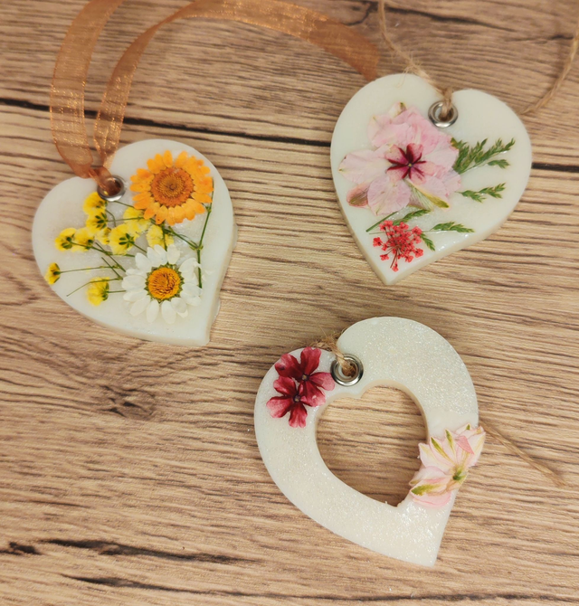 Suspension parfumée coeur fleuri au choix