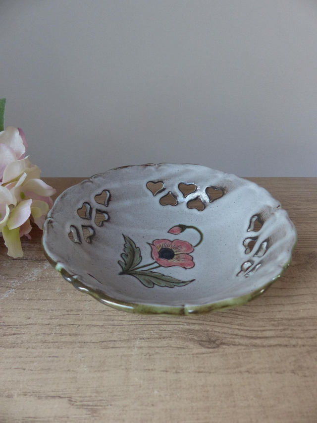 Petite Coupe Panier en Céramique - Vallauris - Ajourée de Cœurs - Motif Fleurs Coquelicots – Vintage - Décoration Maison Bohème Champêtre