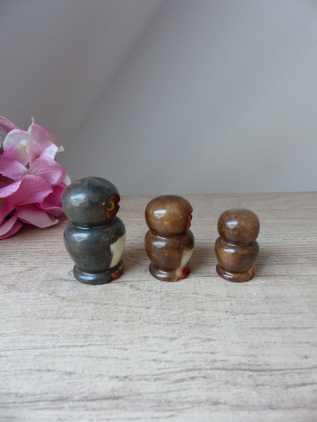 Famille de chouettes vintage en albâtre – 3 figurines anciennes en pierre - Trio de hiboux sculptés en albâtre – Figurines décoration bureau
