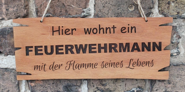 Holzschild „Hier wohnt ein Feuerwehrmann“ – Geschenk & Deko


