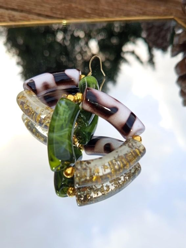 Boucles d&#039;oreilles perles tubes incurvées Indrani Panna