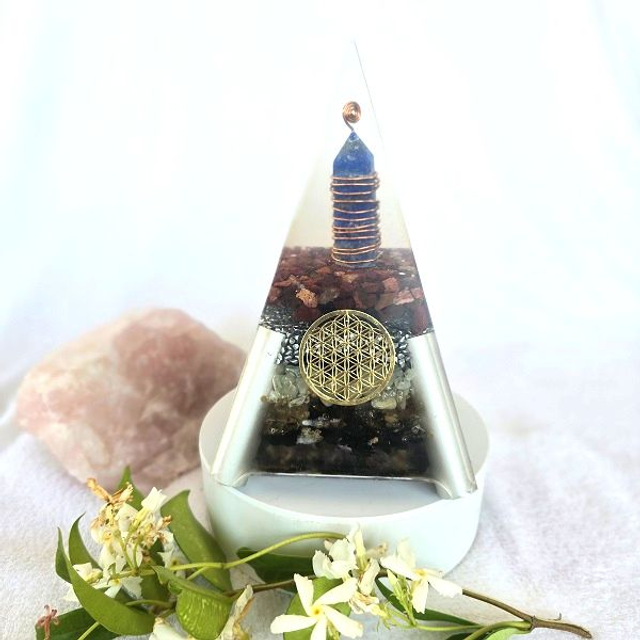 Orgonite pyramide fleur de vie doré et lapis lazuli 
