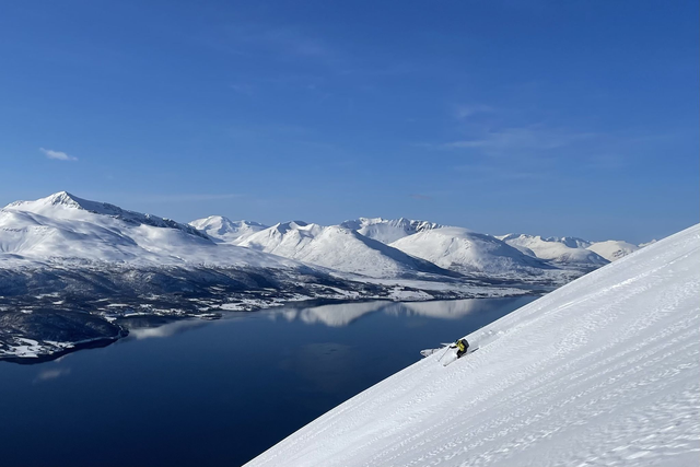 FULLY BOOKED 4 nights - 3 guided ski tours | March 29- April 2 | Kvaløya