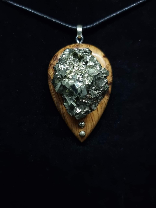 Olivier français et pyrite brute 