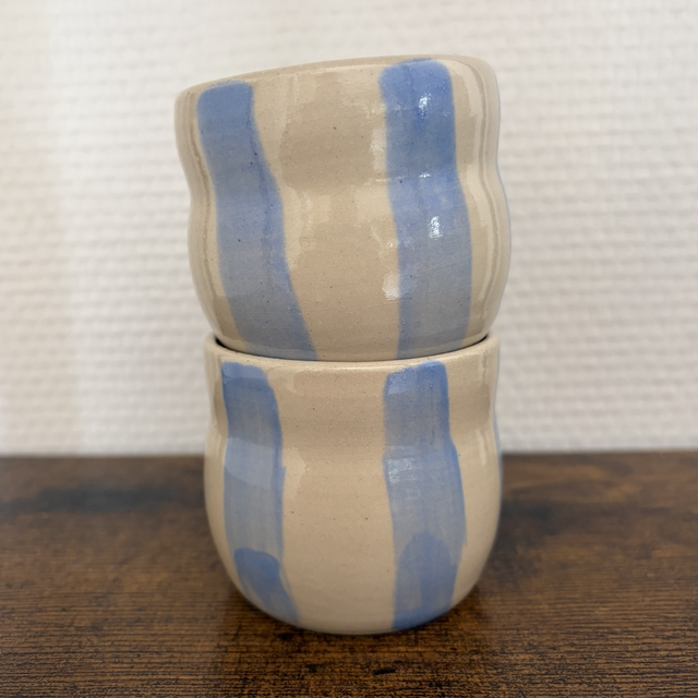 Duo de tasses artisanales en grès rayées bleu clair