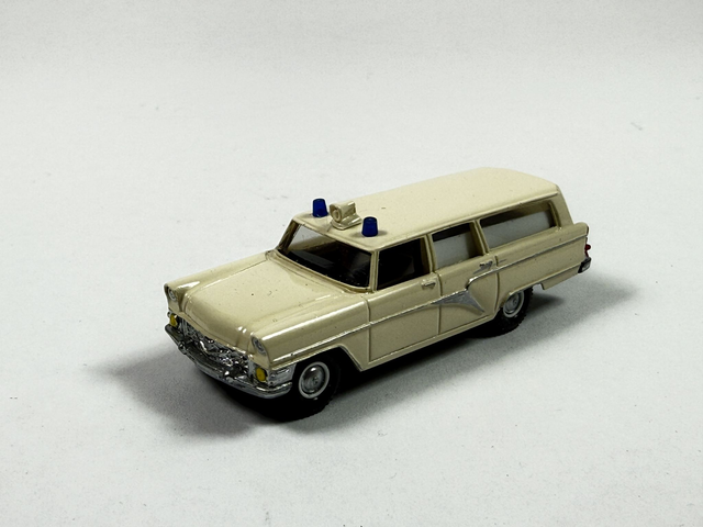 GAS-13 "Tschaika"-Kombi DDR Krankenwagen des Regierungsfuhrparks der DDR 1974